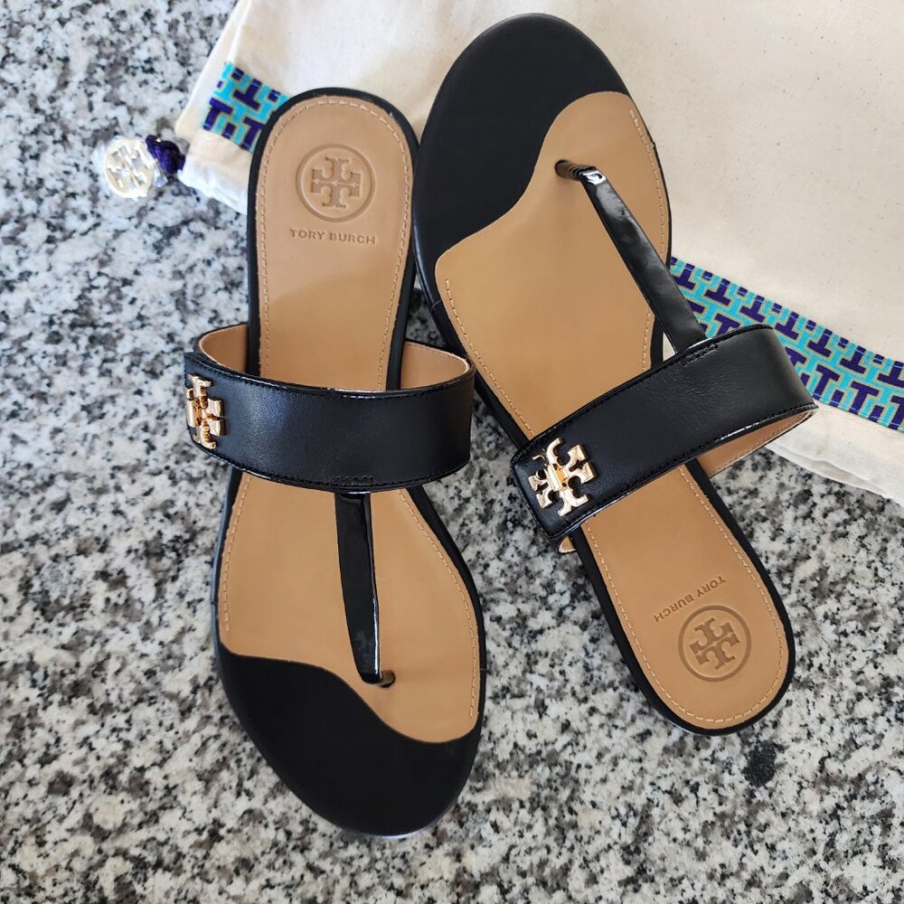 Tory Burch Kira Thong Sandal – Sleek Elegance Meets Summer Ease ☀️🖤